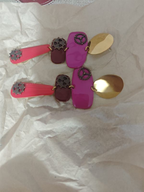 Orecchini pendenti fucsia e oro con piccoli ingranaggi
