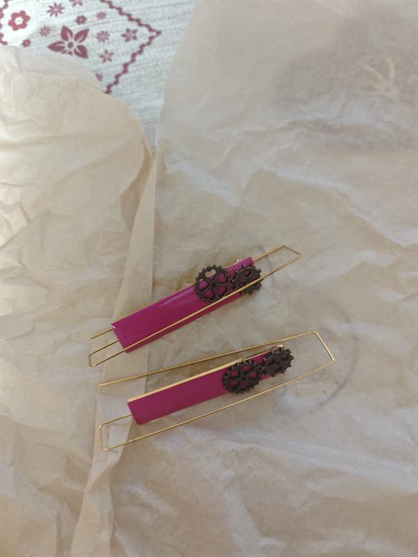 Orecchini lunghi geometrici dorati con barra fucsia