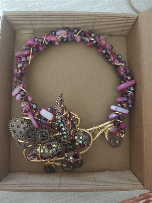 Collana a girocollo con perline fucsia, ingranaggi e foglie metalliche