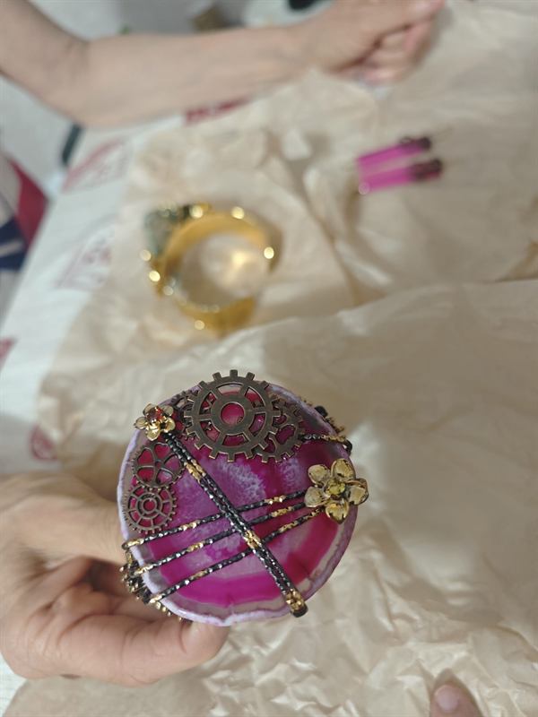 Bracciale rigido con pietra fucsia e decorazioni a ingranaggio