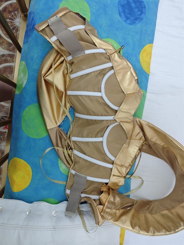 Struttura interna in pelle oro con stecche bianche in lavorazione