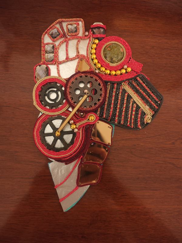 La locomotiva ricamata a mano con perline, paillettes e soutache