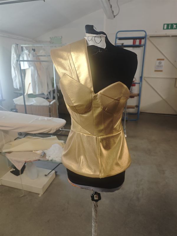Bustino in similpelle metallizzata oro montato sul manichino