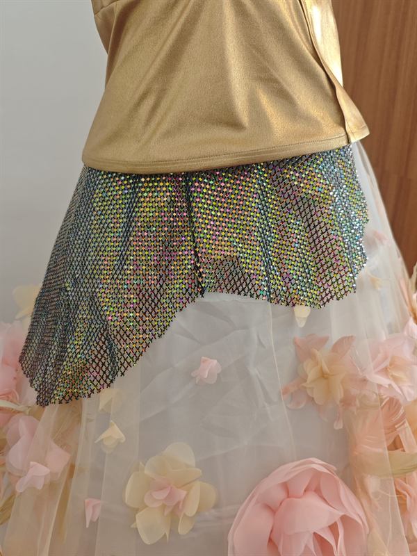 Dettaglio della gonna di tulle con fiori e della rete scintillante