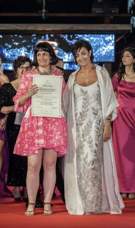 Jennifer De Michelis sul palco con la stilista Daniela Tarroni durante la serata al Papeete Beach