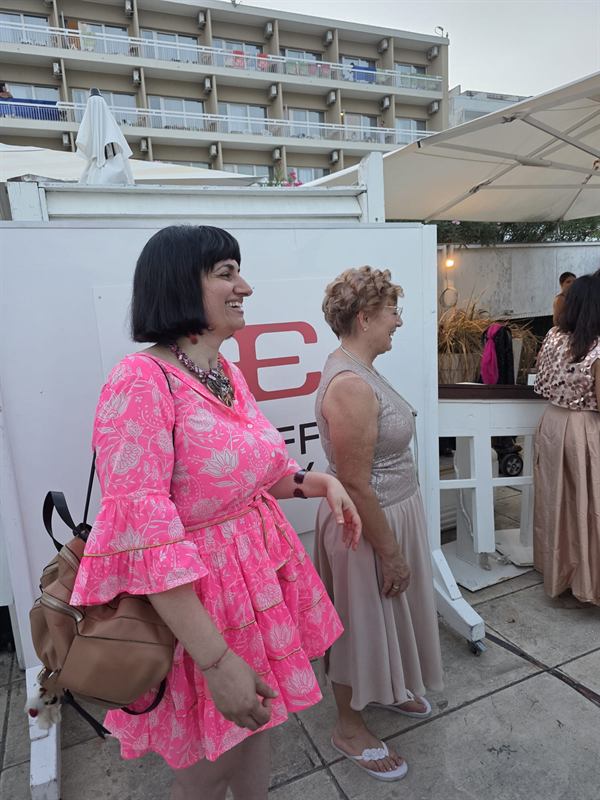 Jennifer De Michelis nel backstage della sfilata al Papeete Beach