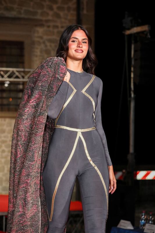 Dinamismo Cinestetico: body-suit antracite con linee dorate e capospalla