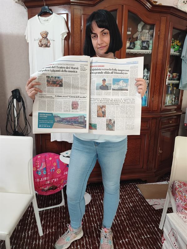 Jennifer De Michelis mostra l'articolo di giornale Da ingegnere a stilista