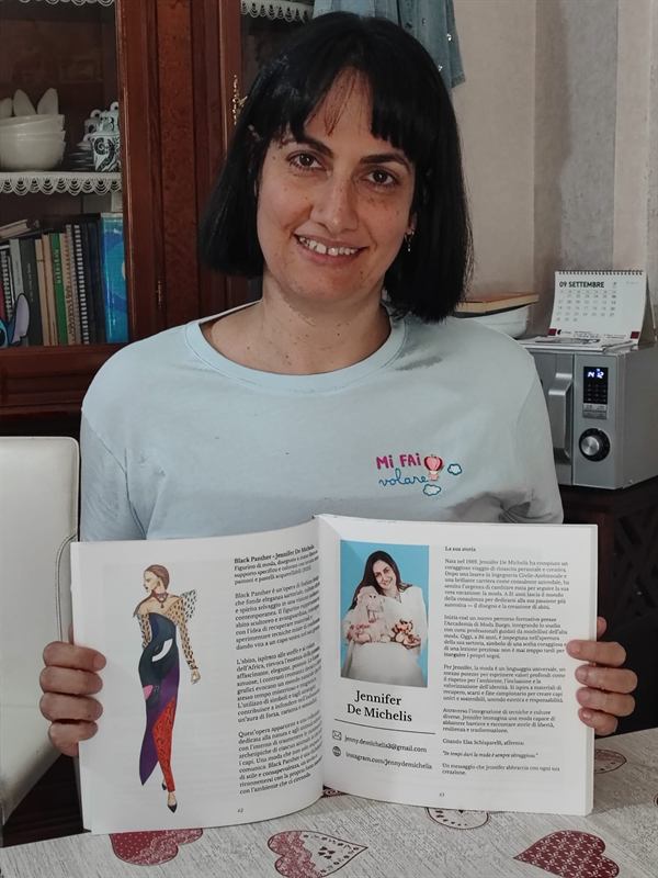 Jennifer De Michelis mostra le pagine del volume dedicate al suo lavoro